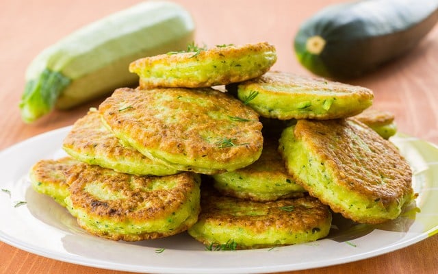 Tortitas de calabacín: ligereza que se despliega lentamente